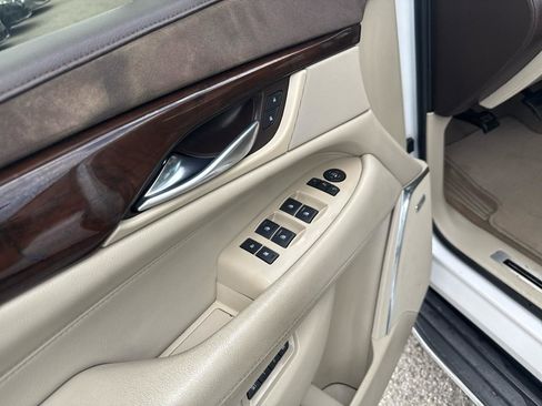 Used 2017 Cadillac Escalade Luxury AWD/4WD image 15