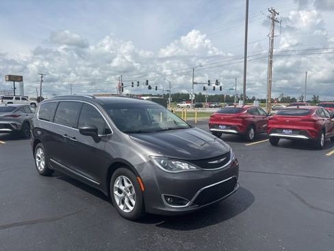 Used 2017 Chrysler Pacifica Touring-L Plus w/ Tire & Wheel Group FWD image 7