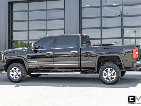 Used 2018 GMC Sierra 2500 SLT w/ Duramax Plus Package AWD/4WD image 5