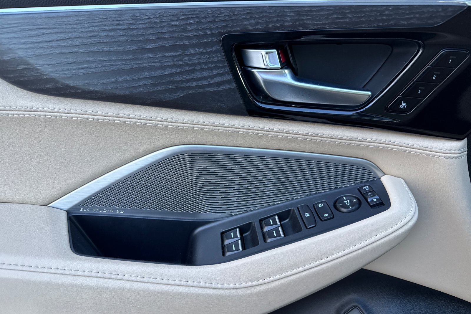 Used 2023 Acura MDX w/ Advance Package AWD/4WD image 11