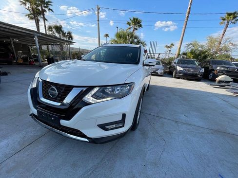 Used 2018 Nissan Rogue SV w/ Premium Package FWD image 4