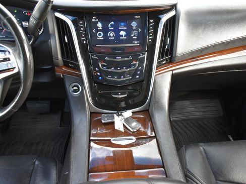 Used 2020 Cadillac Escalade Premium Luxury AWD/4WD image 19