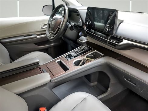 Certified 2024 Toyota Sienna XLE image 27