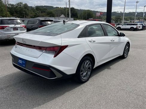 Used 2024 Hyundai Elantra SEL image 4