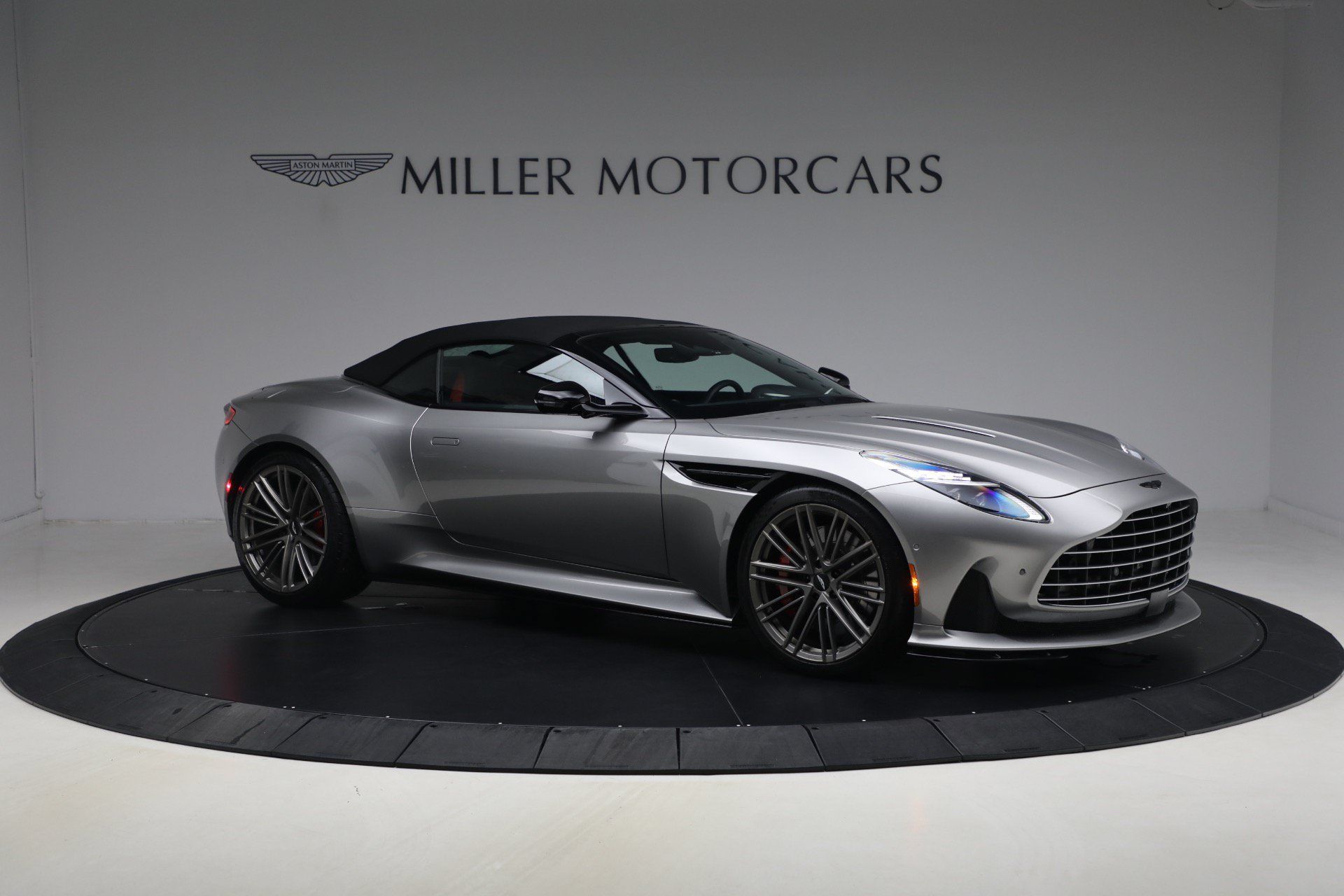 Used 2024 Aston Martin DB12 Convertible RWD image 23