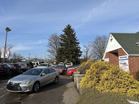 Used 2015 Toyota Camry SE image 1