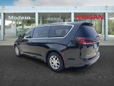 Used 2025 Chrysler Pacifica Select FWD image 3