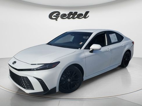 Certified 2025 Toyota Camry SE FWD image 1