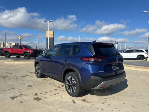 Used 2023 Nissan Rogue SV image 3