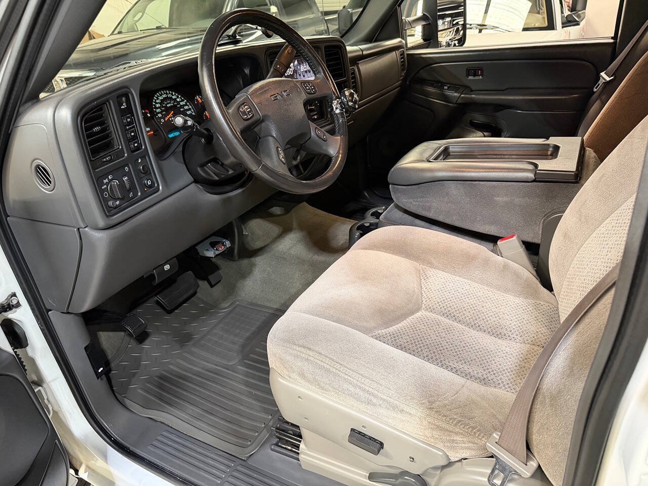 Used 2007 GMC Sierra 2500 SLE w/ Heavy-Duty Power Package AWD/4WD image 2