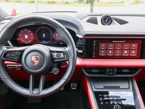 Certified 2025 Porsche Macan 4S Electric AWD/4WD image 11