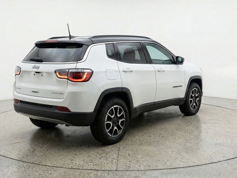Used 2025 Jeep Compass Trailhawk image 9