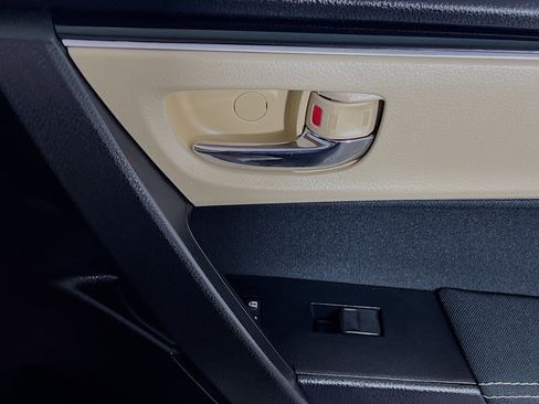 Used 2018 Toyota Corolla LE image 30