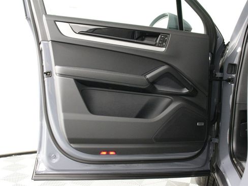 New 2026 Porsche Cayenne image 21