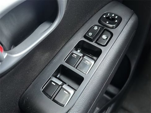 Used 2018 Kia Soul + image 30