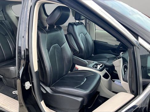 Used 2024 Chrysler Pacifica Touring-L FWD image 7