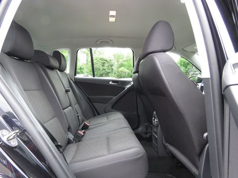 Used 2018 Volkswagen Tiguan Limited w/ Premium Package AWD/4WD image 16