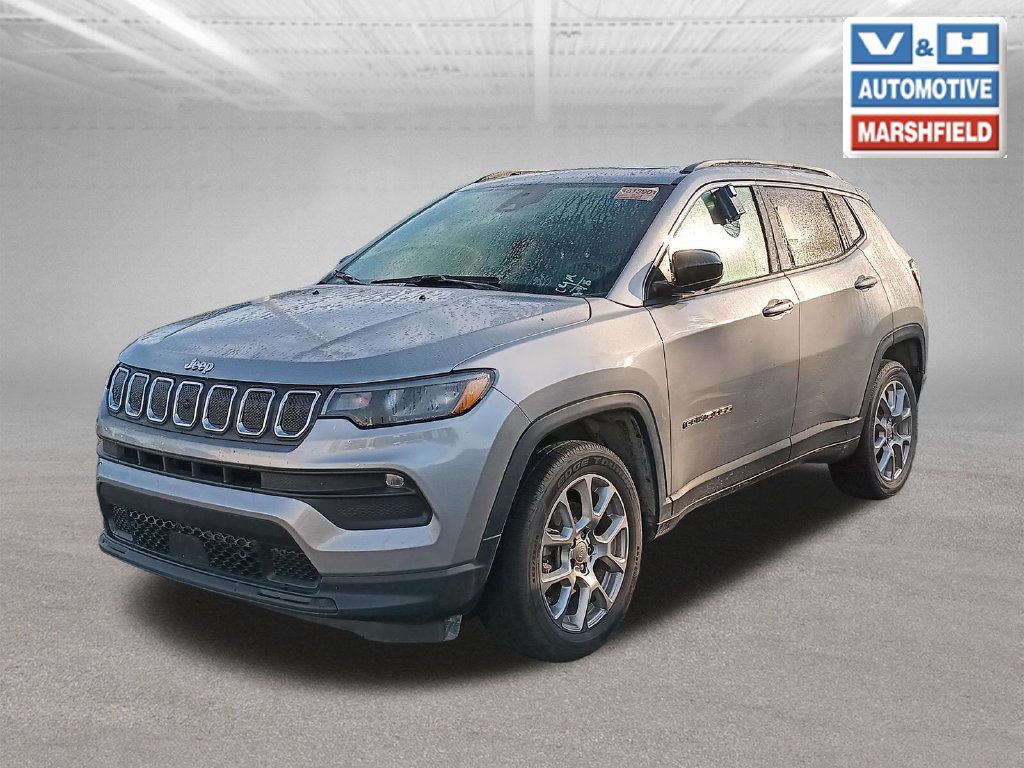 Used 2022 Jeep Compass Latitude w/ Sun and Sound Group AWD/4WD image 3