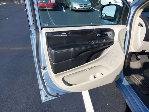 Used 2013 Chrysler Town & Country Touring image 5