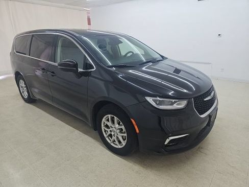 Used 2023 Chrysler Pacifica Touring-L FWD image 12