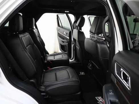 Used 2018 Ford Explorer Platinum image 11