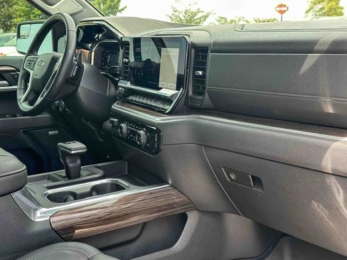 Used 2025 Chevrolet Silverado 1500 LT Trail Boss w/ Convenience Package II AWD/4WD image 18