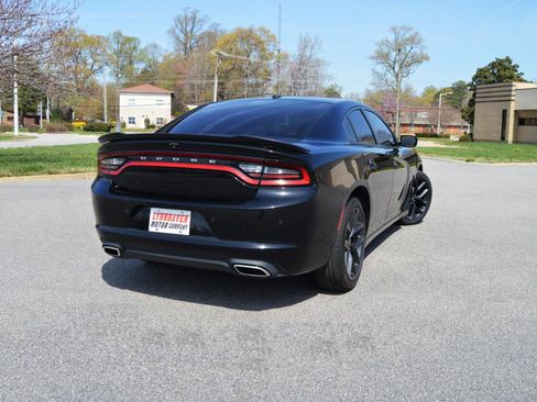 Used 2019 Dodge Charger SXT w/ Blacktop Package RWD image 4