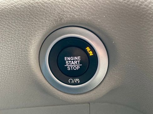 Used 2023 Chrysler Pacifica Touring-L image 20