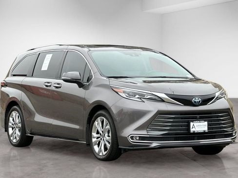 Used 2023 Toyota Sienna Platinum FWD image 8