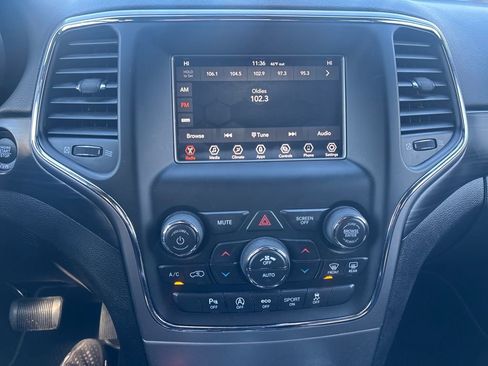 Used 2021 Jeep Grand Cherokee Laredo image 12