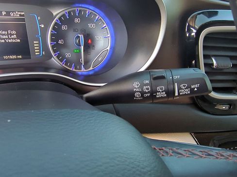 Used 2017 Chrysler Pacifica Touring-L image 27