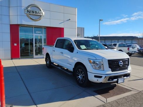 Used 2021 Nissan Titan SV w/ SV Convenience Package image 3