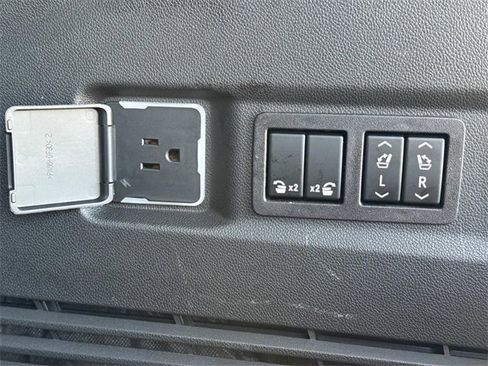 Used 2023 GMC Yukon Denali Ultimate image 15