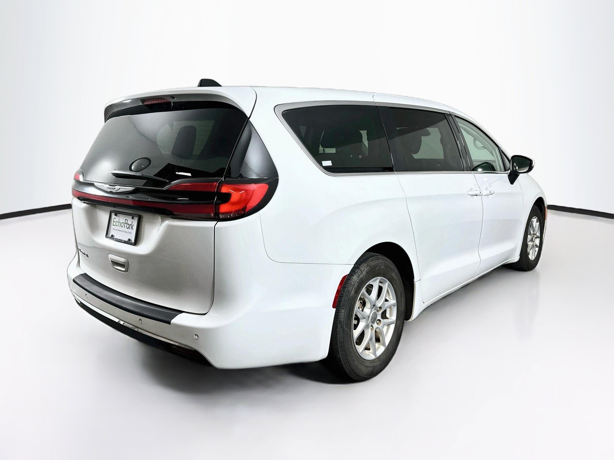 Used 2023 Chrysler Pacifica Touring-L FWD image 9