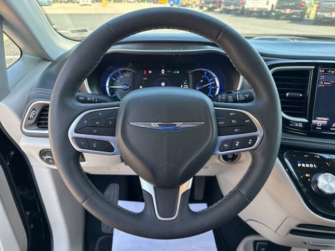 Used 2024 Chrysler Pacifica Limited FWD image 18