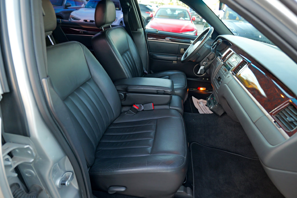 Used 2008 Lincoln Town Car Executive RWD image 42