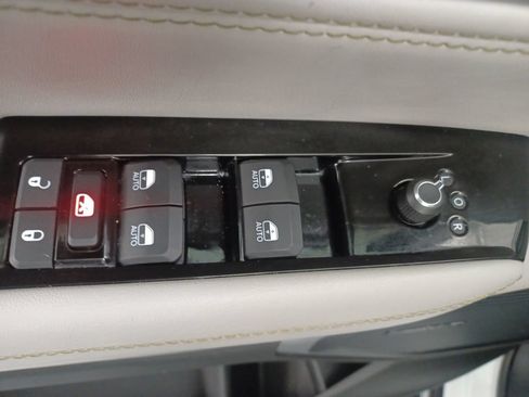 Used 2024 Jeep Wagoneer L Series II RWD image 18