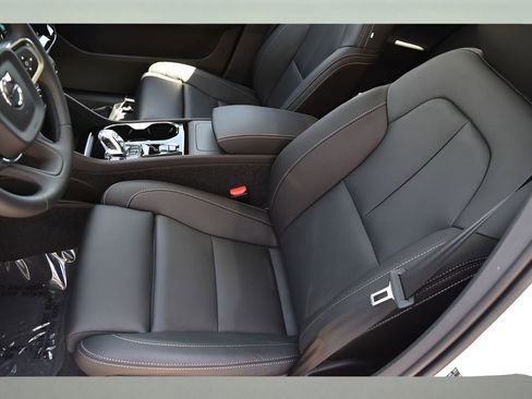 Certified 2025 Volvo XC40 B5 Plus w/ Protection Package Premier image 12