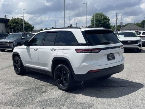 Used 2024 Jeep Grand Cherokee Altitude AWD/4WD image 4
