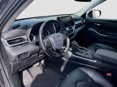 Used 2020 Toyota Highlander XLE image 9
