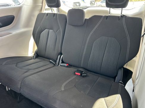 Used 2022 Chrysler Voyager LX image 13