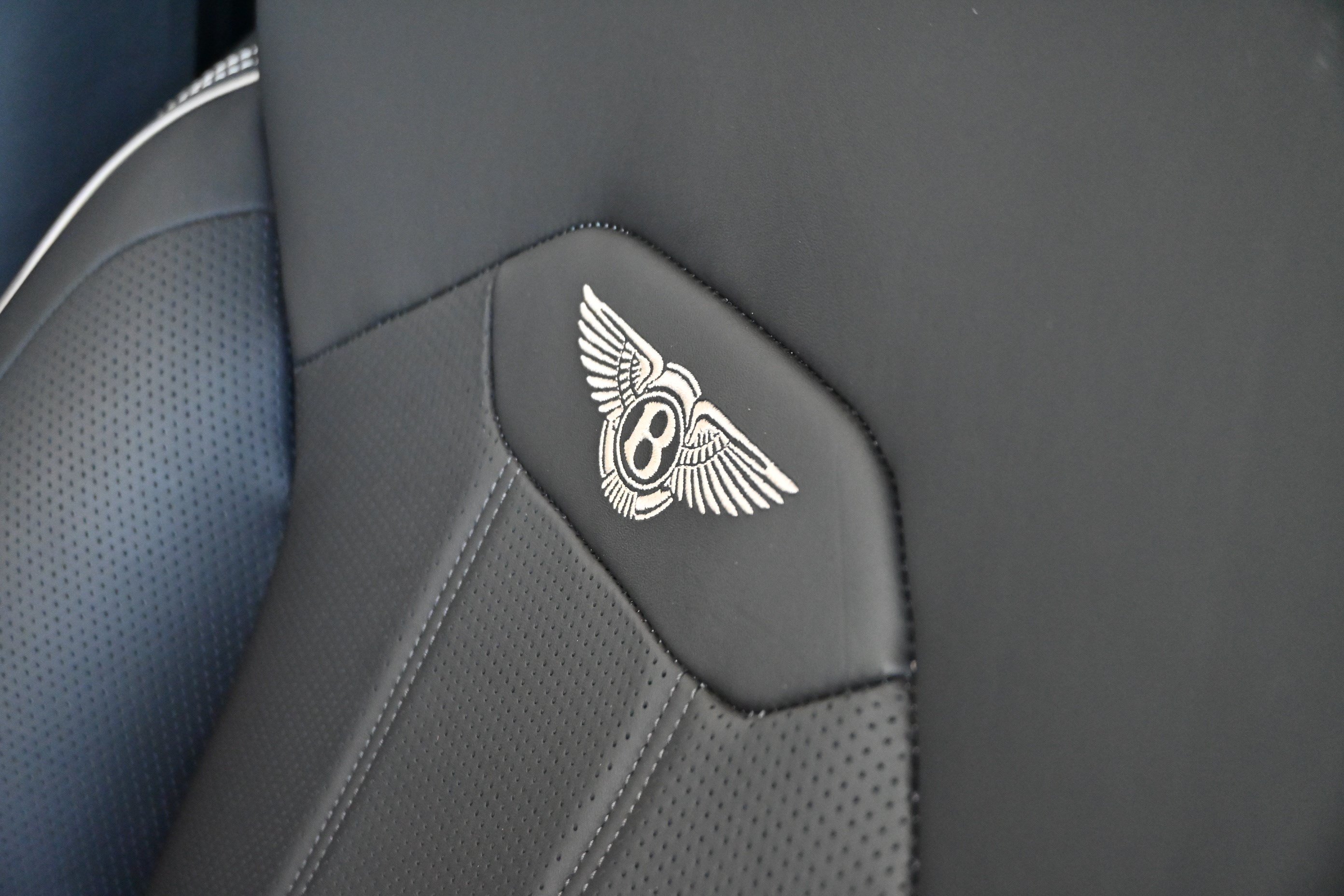 Used 2021 Bentley Bentayga AWD/4WD image 35
