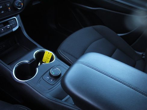 Used 2024 GMC Terrain SLE image 17