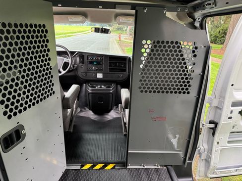 Used 2009 GMC Savana 3500 G3500 Cargo image 34