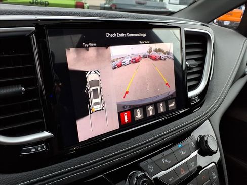 New 2026 Chrysler Pacifica Limited image 24