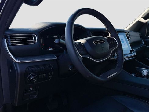 Used 2024 Jeep Wagoneer L Series II image 9