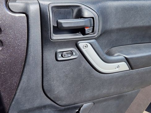 Used 2016 Jeep Wrangler Unlimited Rubicon w/ Connectivity Group image 15