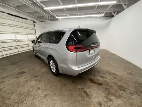 Used 2024 Chrysler Pacifica Touring-L FWD image 4