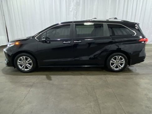 Certified 2024 Toyota Sienna Platinum image 7