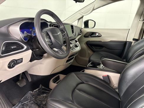 Used 2024 Chrysler Pacifica Touring-L FWD image 20